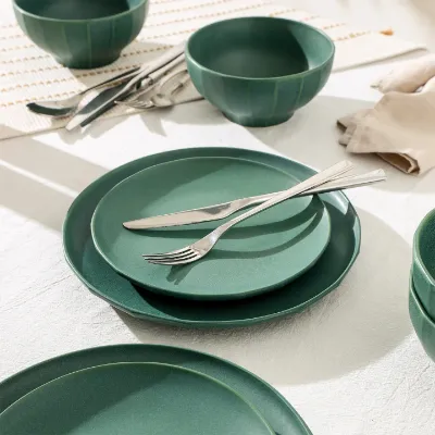 Emerald-Green-Stoneware-Dinner-Plate-2.webp